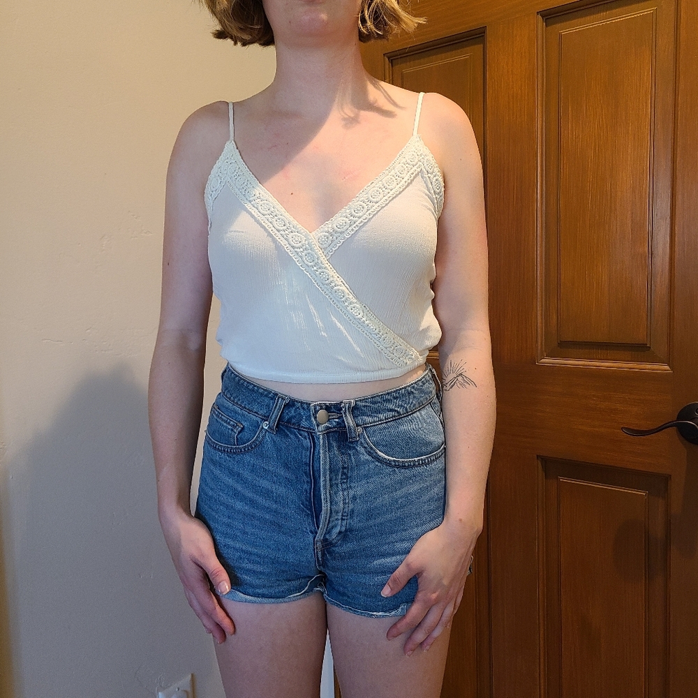 ✨️Will be donated on 12/3✨️White Lace Detail Crop Top